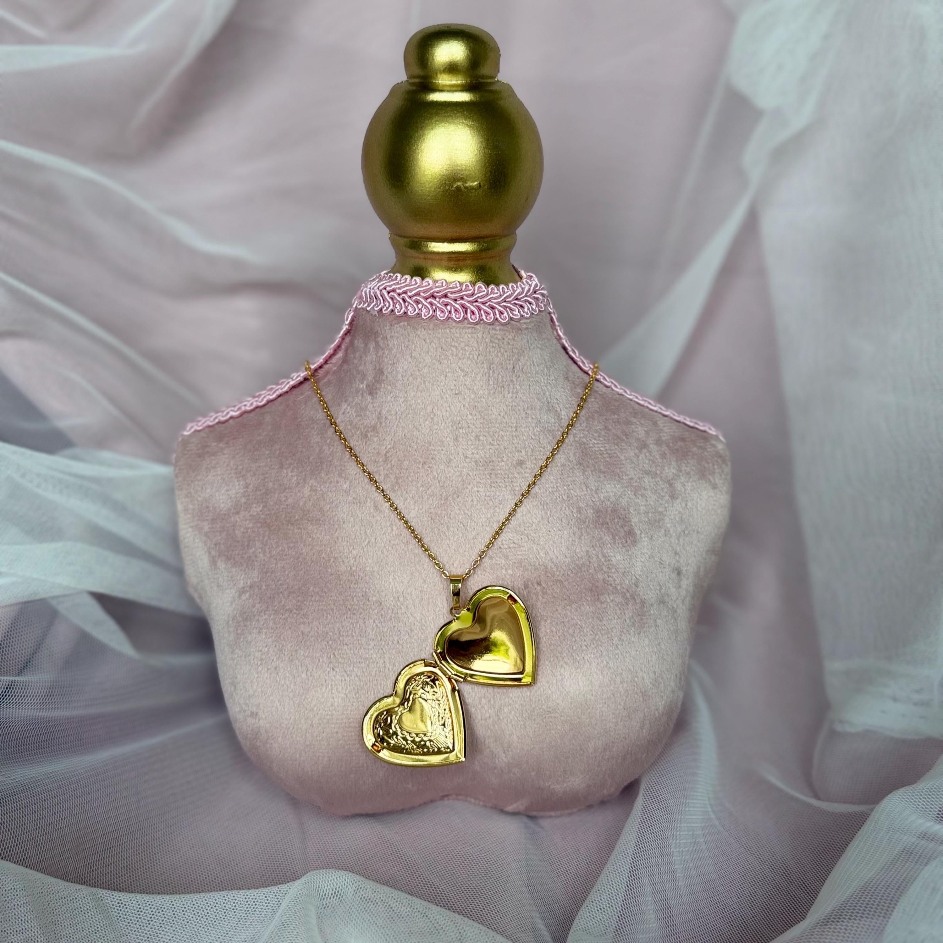 Gold Heart Locket Necklace, Photo Locket Pendant, Vintage Engraved Floral Heart Necklace, Coquette Jewelry, Gift for Her, Bridesmaid Gift