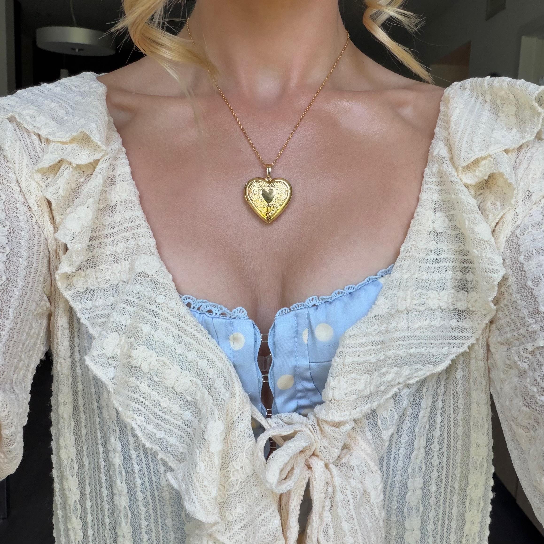 Gold Heart Locket Necklace, Photo Locket Pendant, Vintage Engraved Floral Heart Necklace, Coquette Jewelry, Gift for Her, Bridesmaid Gift