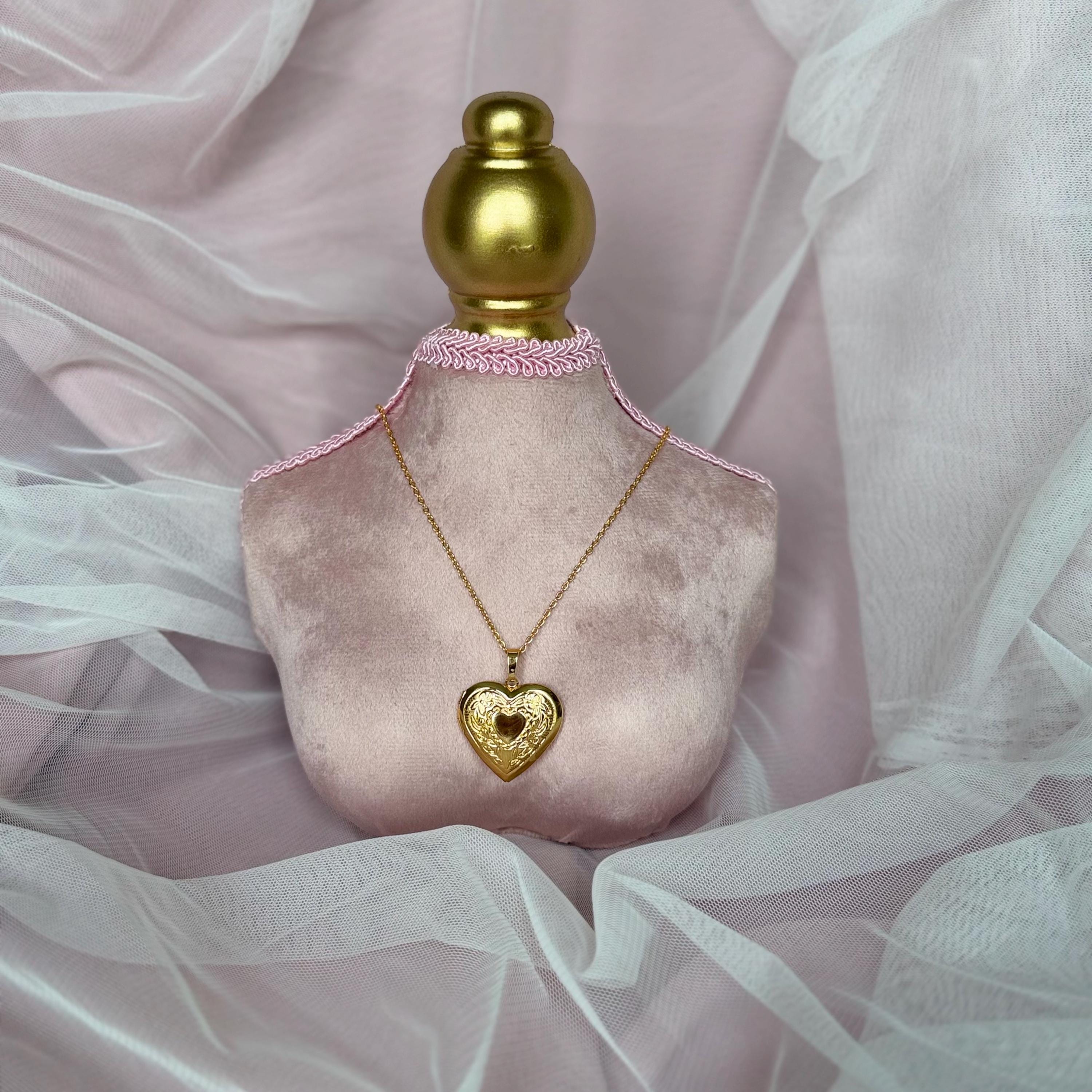 Gold Heart Locket Necklace, Photo Locket Pendant, Vintage Engraved Floral Heart Necklace, Coquette Jewelry, Gift for Her, Bridesmaid Gift